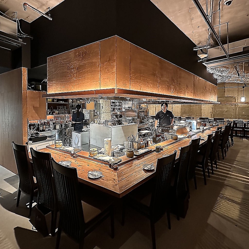 カウンターの角のお席では3～4名様でゆっくりとお過ごしいただけます◎