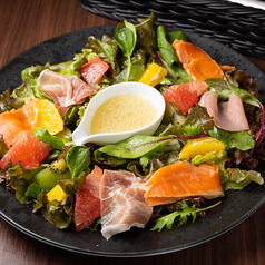 サーモンと生ハムとフルーツのサラダ