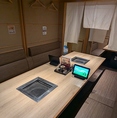 【半個室】宴会などのご利用にピッタリ。座席２つをつなげてみなさんで焼肉をお楽しみいただけます。お仕事仲間や女子会など人気のお席です。