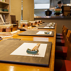 【多彩なシーンでご利用いただけるカウンター席◎】少人数様でのご利用にピッタリなカウンター席を「全7席」ご用意しております。ご夫婦やカップルでのお食事利用をはじめ、誕生日や記念日、接待など幅広いシーンでご利用いただけます。特別な日にはカウンター席でごゆっくりとお食事を楽しんではいかがでしょうか♪