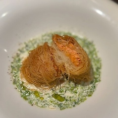 燻製サーモンのカダイフ包み揚げ 生海苔のクリームソース