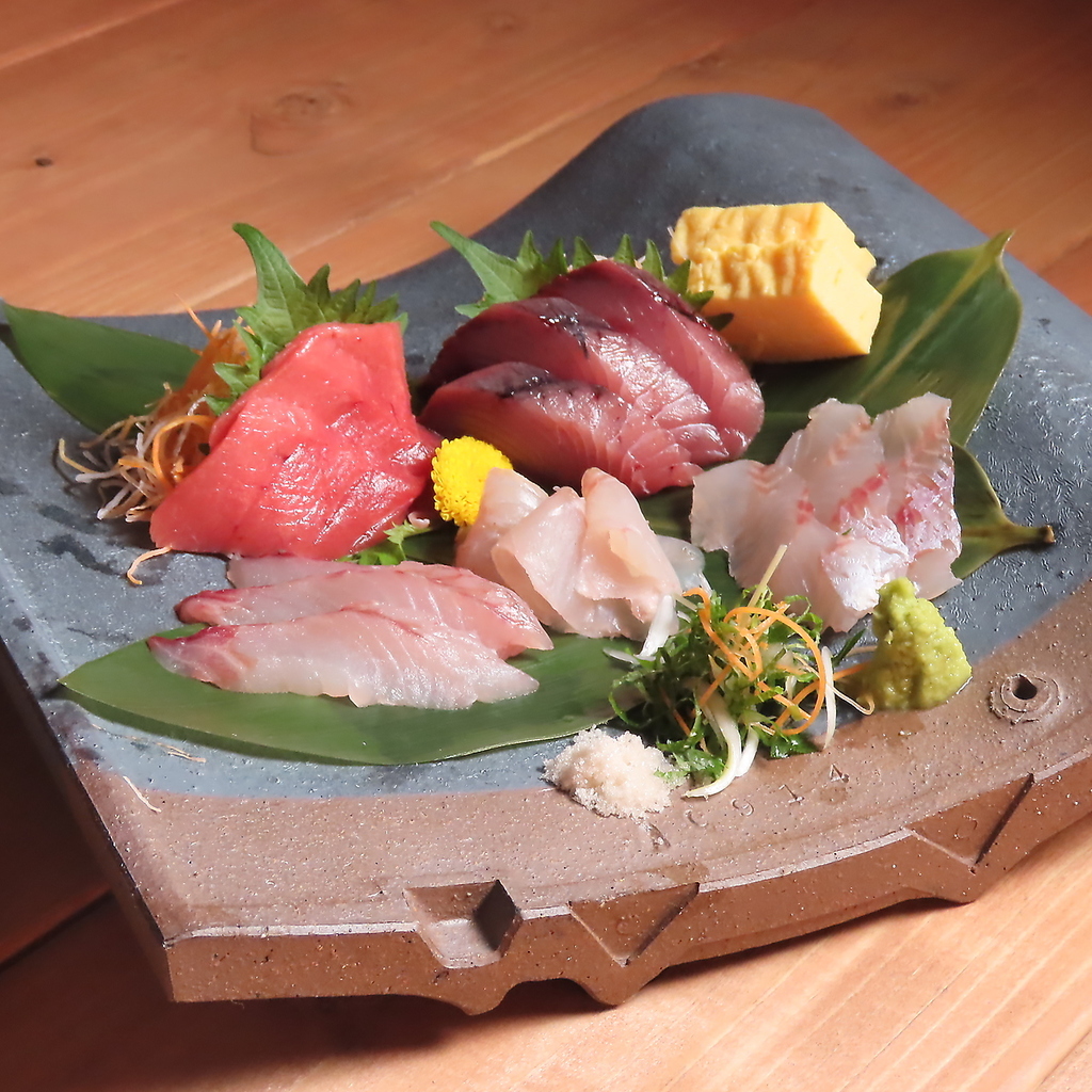 市場から毎朝直送される鮮度抜群の魚介を豪快に瓦に盛り合わせた当店名物。新潟の魚を召し上がれ♪