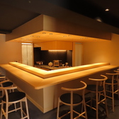 ゆったりとお過ごしいただける広々とした和の空間に8席のカウンター席と4名様までご利用可能な半個室をご用意しております。店内全席禁煙のため喫煙の際は、お店の前の灰皿をご利用ください。駐車場は近隣にコインパーキングがございますので、お車でのご来店時にご利用ください。【最大12名様まで貸切のご利用も可能】