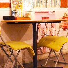 【プライベートに◎】2人がけテーブル席は、プライベート感を大切にした作りになっています。お一人様のご利用から大切な人と静かに過ごしたい方にぴったりのスペースで、心温まる料理と共に、特別な時間を楽しめます。