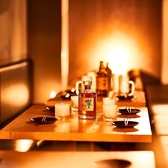 温かな灯りと落ち着いた雰囲気の個室は、二人だけの時間を大切にしたいデートに最適。周囲を気にせず会話を楽しみながら、料理とお酒を堪能できます。