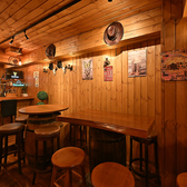 10名様以上の団体利用にも対応可能な広々空間。テーブルレイアウトの調整も柔軟に行え、歓送迎会や同窓会にも最適です。飲み放題付きコースを組み合わせれば、盛り上がる宴会が実現します。