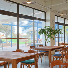 【4人掛けのテーブル席】ゆったりとした空間でお食事をお楽しみいただけます♪テーブルも繋げて、大人数でのご利用も可能です！