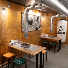 オープンなテーブル席もございます。店内の活気がダイレクトに伝わるにはぴったりのお席です!店内に飾られてる小僧ペイントもお楽しみ下さい!