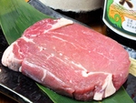 牛フィレのステーキがなんと200gで1980円!!　5000円のコースでも食べられます!