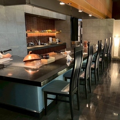 鉄板焼きの醍醐味を味わえる特等席です。熟練の料理人が目の前で但馬牛を焼き上げる臨場感と、食欲をそそる音や香りをお楽しみいただけます。記念日や誕生日のデート、少人数の女子会など、特別な飲み会に最適。シェフとの会話も弾む、贅沢なひとときをお過ごしください。