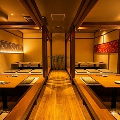 【最大40名様】団体専用・大型完全個室会社宴会や同窓会に最適な大規模空間。扉付きの完全個室で、40名様まで一体感のある宴会が可能です。マイクや機材利用も相談でき、司会進行を伴う行事にも最適。周囲を気にせず、大人数での特別な時間を共有できます。