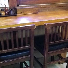 店内には、おひとり様でもふらっと立ち寄りやすいカウンター席をご用意しております。仕事帰りにサクッと飲みたい時や、静かにお蕎麦を味わいたい時にもぴったり。大将の温かな人柄や、厨房から漂うお出汁の香りを感じながら、自分のペースでゆったりとくつろげます。気兼ねない一人飲みの特等席としてぜひご活用ください。