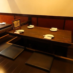 靴を脱いでゆったりと足を伸ばせる、居心地の良さが魅力的な掘りごたつ席です。落ち着いた雰囲気のなかでリラックスして過ごせるため、普段使いのお食事や女子会、少人数でのご宴会まで幅広くご利用いただけます。居心地の良い和の空間でこだわりの創作和食料理、美味しいお酒を心ゆくまで存分に味わっていただけます。