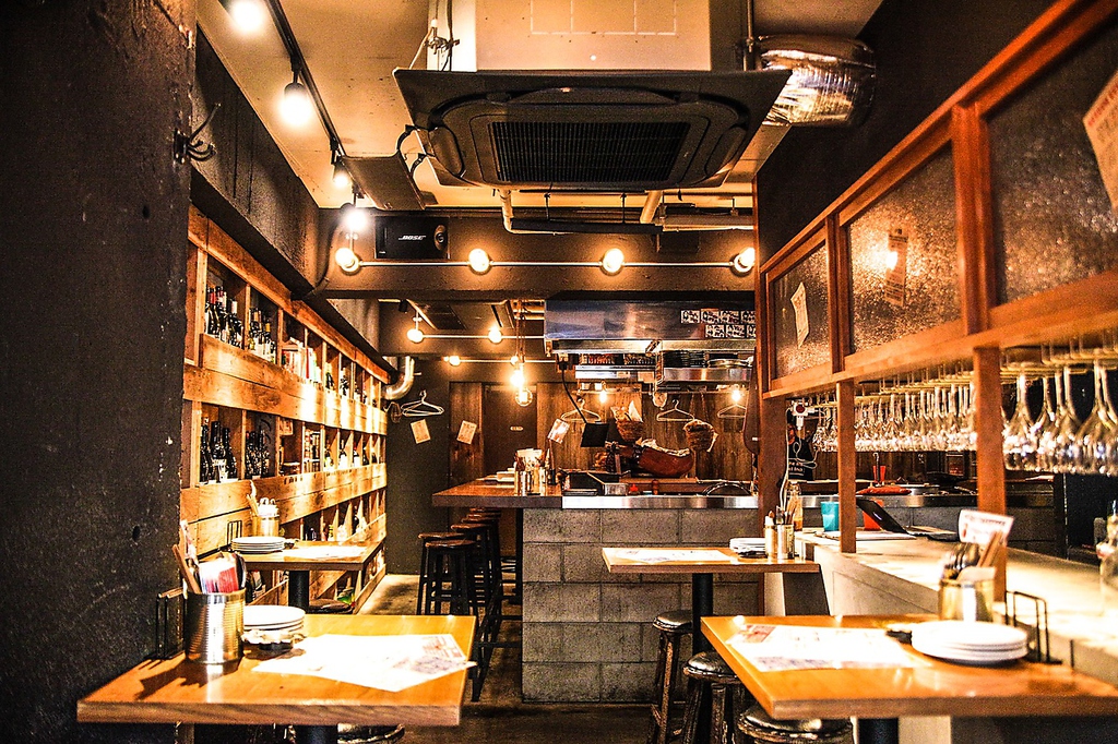 入り口側のテーブル席。