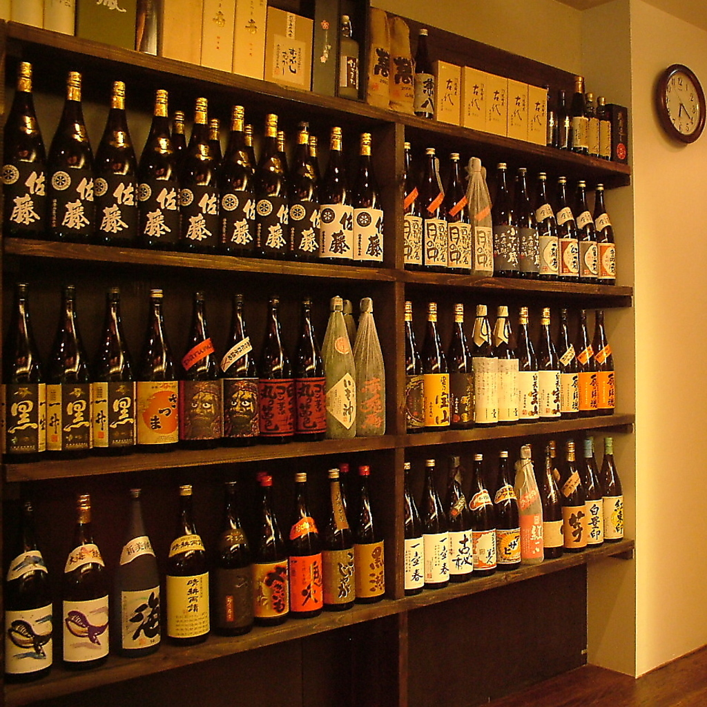 店内には焼酎や日本酒がずらりと並んでいます！この中からお気に入りのお酒を探してみてください♪