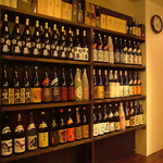 店内には焼酎や日本酒がずらりと並んでいます！この中からお気に入りのお酒を探してみてください♪