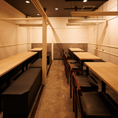 シンプルで温かみのある店内は、どんなシーンにもマッチする万能空間！仲間との宴会やグループ飲みはもちろん、会社の歓送迎会や打ち上げにも最適！居心地の良さが、また来たいと思わせてくれます！