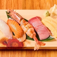 マル八名物は食べ応え抜群の大きなネタが乗ったお寿司！