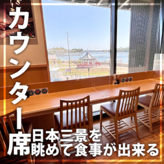 松島の美しい景色を眺めながら、新鮮な海の幸や地元の旬の食材を味わえる、開放的なカウンター席をご用意しています。ぜひ、贅沢な時間をお過ごしください。