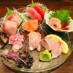 新潟佐渡島直送の鮮魚を使用した店主拘りの料理を。お刺身盛り合わせ（時価）やのどぐろなど贅沢食材も。の写真