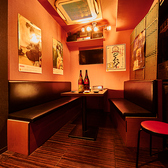 木の温もりが感じられる落ち着いた内装が印象的な居酒屋。柔らかな照明が空間を優しく包み、居心地の良い雰囲気を演出。カウンターやテーブル席、個室まで温かみあるデザインで、ほっと寛げる時間を楽しめる、心和む空間です。