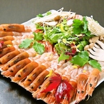 圧巻のボリューム！新鮮な甘海老を贅沢に盛り合わせた刺身は、写真映えもする看板メニュー！