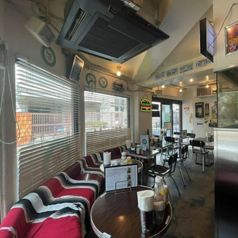 ポップなアメリカン雑貨に囲まれた店内。4名様ソファ席ございます。