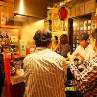 カウンター席で店主や常連さんと会話で盛り上がろう