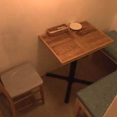 【テーブル個室:2名様×1部屋】秘密の隠れ家のような、2名様でご利用いただけるオシャレな個室。暖色の照明が落ち着いた雰囲気を醸し出し、特別な時間を満喫できます!