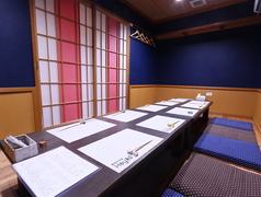 隣の座席とはロールカーテンで区切られています。