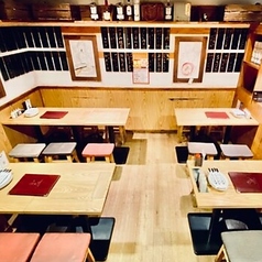 4名様掛けのテーブルをご用意しており、アクセスも良好です。お友達や家族との楽しいひとときをお楽しみいただけます。また、車椅子での入店も可能なので、どなたでも安心してご利用いただけます。バリアフリーの配慮が行き届いた環境で、美味しい料理とドリンクを心ゆくまでお楽しみ下さい。ご来店をお待ちしております！