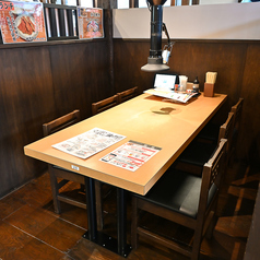 幅広い人数に対応可能なテーブル席は、大人数のご宴会にも対応可能です。4名様×5卓、5名様×1卓、6名様×5卓と、様々なレイアウトが可能となっており、2名様～最大10名様まで対応いたします♪職場の飲み会や、各種お集まりの際に、ぜひご利用ください。