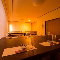 【2階】テーブル席貸切(12~15名様)。駅から徒歩圏内で集まりやすい立地の『番屋』。タクシーでも1メーターのため皆様で乗りあうのも◎各種飲み会に活躍するテーブル席を貸切にすることが可能です。温かな暖色系の照明が優しい雰囲気を漂わせる憩いの空間で、自慢の料理をご賞味ください。