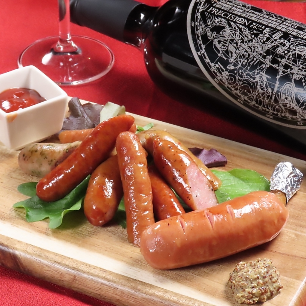 ソーセージ盛り合わせも食べ応え十分！