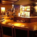 ゆったりと座れる広々カウンターはお忍びデートにも◎デート・女子会・宴会におすすめ◎