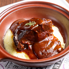 【名物】牛ホホ肉の赤ワイン煮込みなど、アラカルト充実