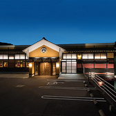 【大型駐車場完備（約130台）】 店舗敷地内には、約130台を収容できる広々とした無料駐車場を完備しております。お車での移動がメインとなるエリアにおいて、大人数での現地集合や、ご家族でのご来店も非常に便利です。