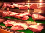店内入口付近にあるお肉のショーケース。一頭仕入れの証です★