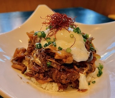 すき焼き風味の国産牛すじ丼