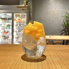 みかんのシャーベットとピーチリキュールを使った酎ハイ♪爽やかな余韻を楽しめる一杯。