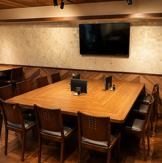 最大9名様で囲めるビッグテーブルをご用意。会社宴会やご家族・ご友人とのお集まりなど、グループでのお食事におすすめです。大型モニターもご利用いただけます。