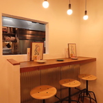 お一人様もお気軽に！居心地の良いカウンター席は料理・お酒とじっくり向き合うのにぴったりです。