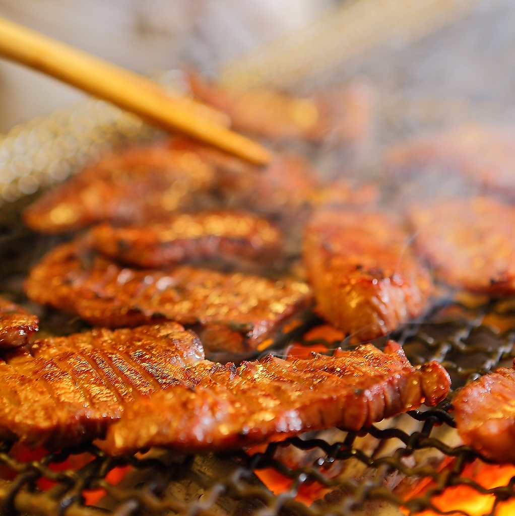 職人が丁寧に仕込んだ牛たんを炭火焼で味わう牛たん専門店「善治郎」の牛たんはお酒との相性も抜群◎