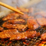 職人が丁寧に仕込んだ牛たんを炭火焼で味わう牛たん専門店「善治郎」の牛たんはお酒との相性も抜群◎