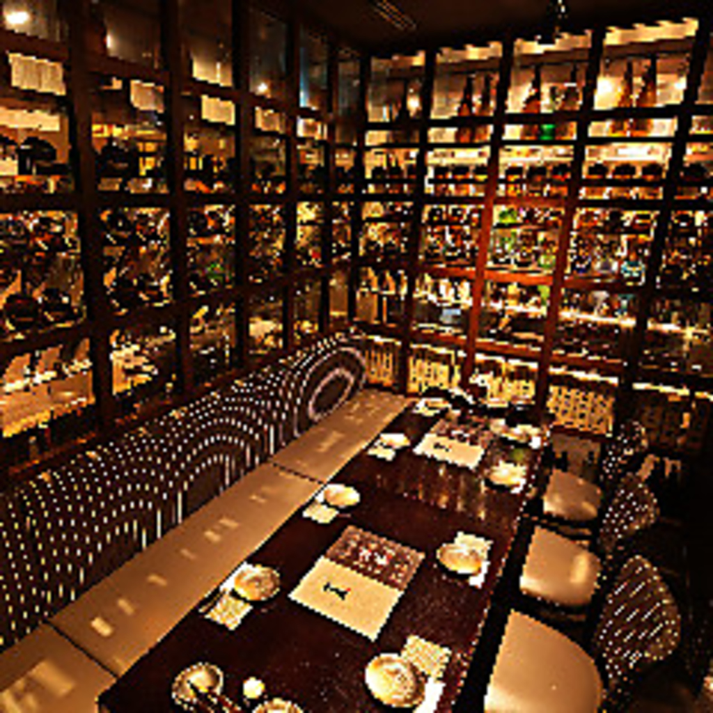 圧巻の焼酎セラーに囲まれた人気の１０名様個室。コンパや各種宴会に人気です