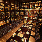 圧巻の焼酎セラーに囲まれた人気の１０名様個室。コンパや各種宴会に人気です