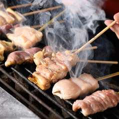 【噛めば噛むほど口の中に香ばしい炭の香りが広がる極上の逸品♪】焼鳥・焼き野菜串の写真