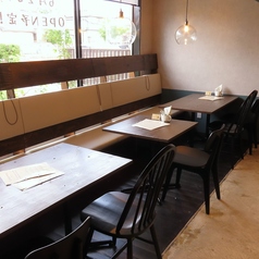 木調で落ち着く雰囲気のテーブル席。最大12名の団体様までご利用可能です。