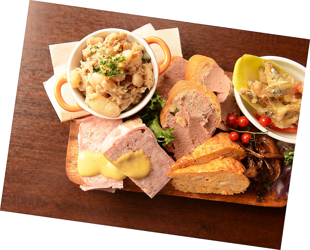 まずはこれ☆本格タパスの盛り合わせ968円～ワインによく合う小皿料理も豊富！※写真はイメージです