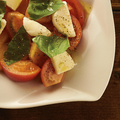 料理メニュー写真 トマトと季節のフルーツのカプレーゼ